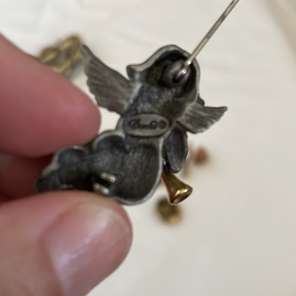 Lot of 4 vintage angel pins as shown. - Picture 4 of 7